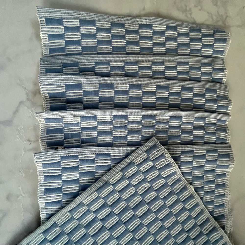 6 VHC brand reversible woven placemats. Excellent condition.